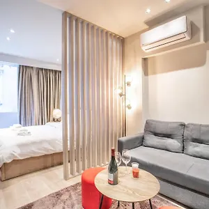 https://aura-studios-suites-v9-10.hotelschalkidiki.net